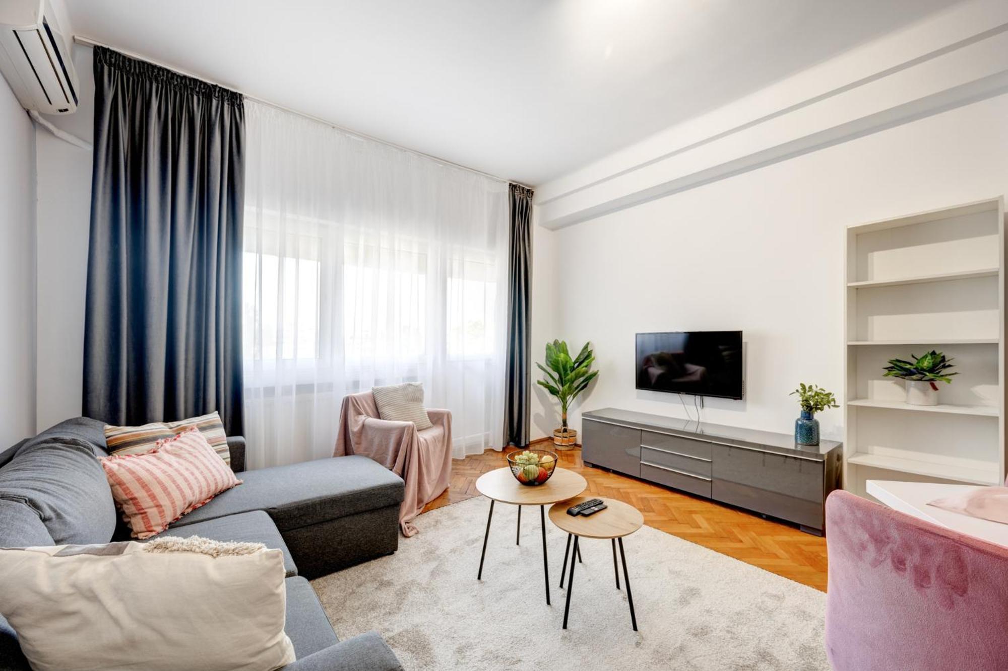 Piata Romana With Balcony Apartament *